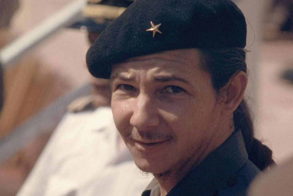 Raúl Castro em 1959, pouco depois do sucesso da Revolução que deu origem ao sistema socialista liderado por seu irmão Fidel