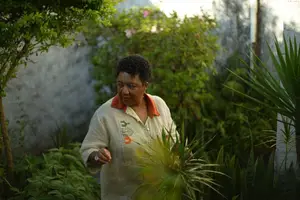 Rosana Paulino no jardim de sua casa, em Pirituba, São Paulo (Foto: Raoni Maddalena / BBC News Brasil)