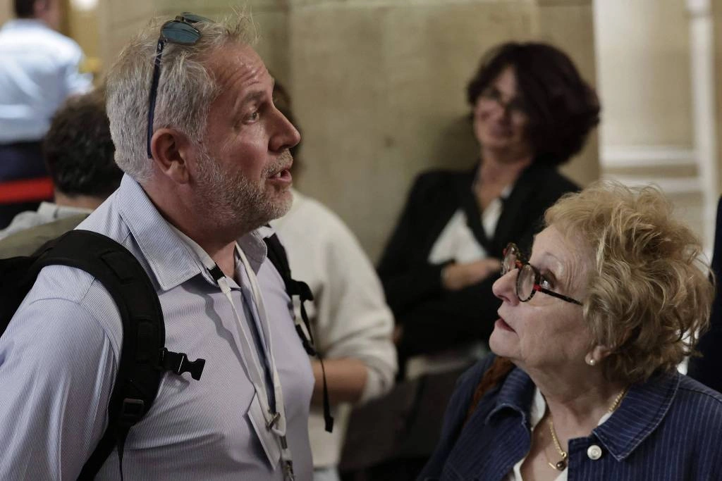 Teddy Robert (à esquerda), irmão do copiloto do voo AF447, e Daniele Lamy (à direita), presidente da associação de familiares de vítimas Entraide et Solidarité AF447, estão do lado de fora do tribunal na Île de la Cité, em Paris, antes da sentença do julgamento da Airbus e da Air France por acusações de homicídio culposo relacionadas à queda do voo Rio-Paris de 2009, em 21 de maio de 2026