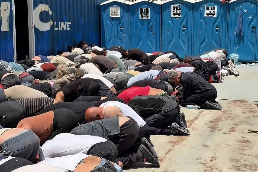 Vídeo divulgado por Itamar Ben-Gvir mostra ativistas ajoelhados em embarcação militar de Israel