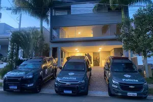 Agentes do 1° Baep durante cumprimento de mandados em Campinas (Foto: PM-SP)