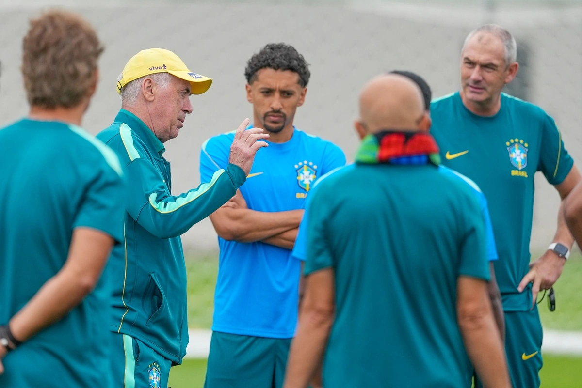 Ancelotti em conversa com a Seleção Brasileira na véspera do jogo contra a Escócia, no CT Columbia Park