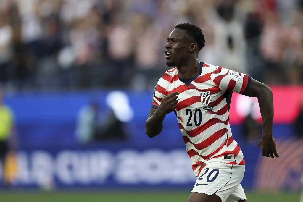 Atacante Balogun comemora o seu segundo gol na goleada dos Estados Unidos por 4 a 1 sobre o Paraguai, na noite desta sexta em Los Angeles
