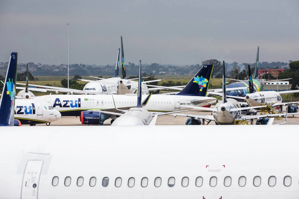 Aviões da Azul estacionados no hangar da empresa no Aeroporto Internacional de Viracopos, em Campinas