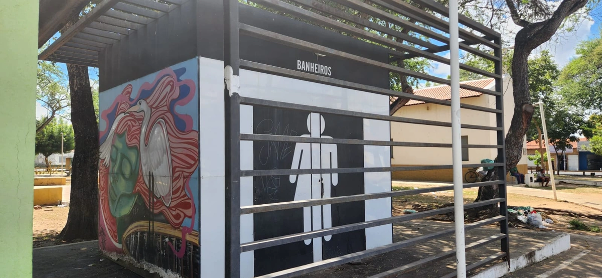 Banheiro público abandonado na praça do Poty Velho
