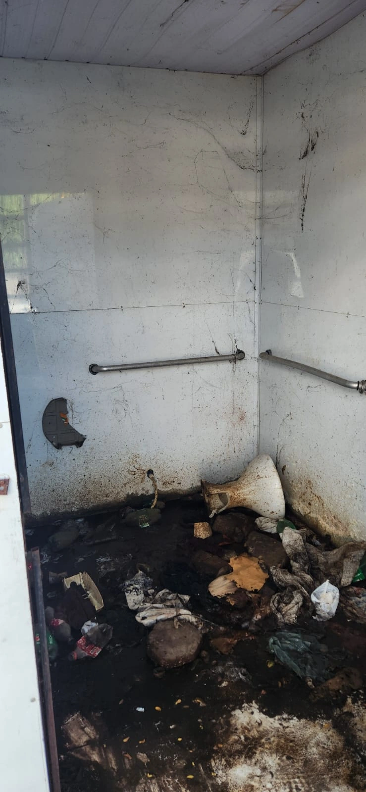 Banheiro público abandonado na praça do Poty Velho
