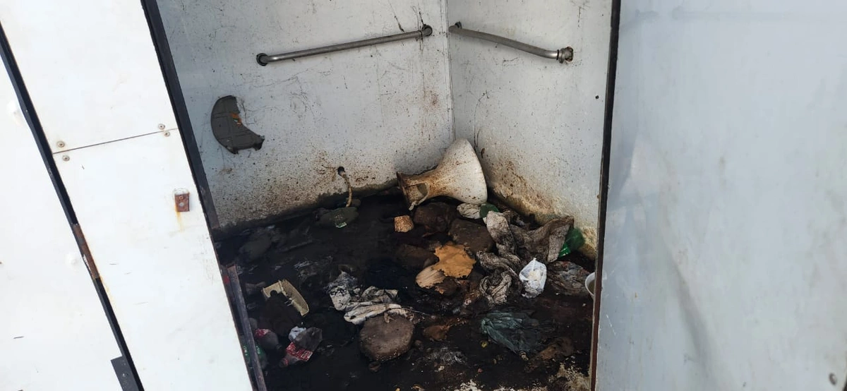 Banheiro público abandonado na praça do Poty Velho