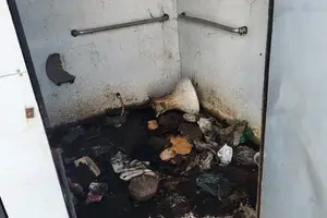 Banheiro público abandonado na praça do Poty Velho (Foto: Revista40graus)