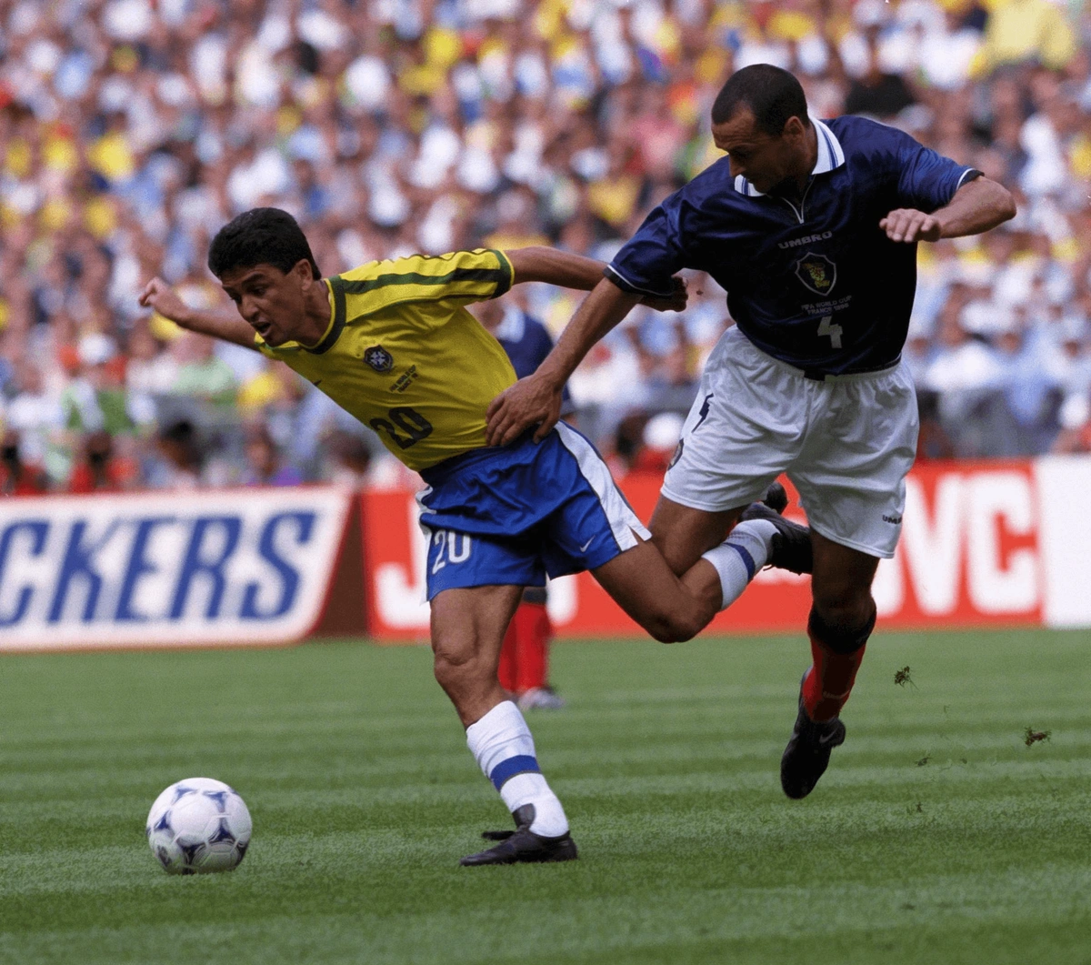 Bebeto disputa posse da bola com jogador da Escócia na estreia da Copa do Mundo de 1998