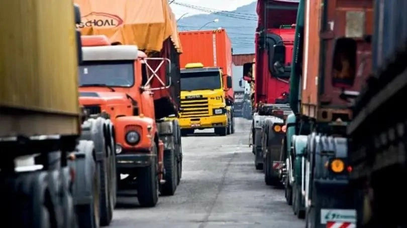 Caminhões em fila