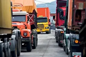 Caminhões em fila (Foto: Reprodução)