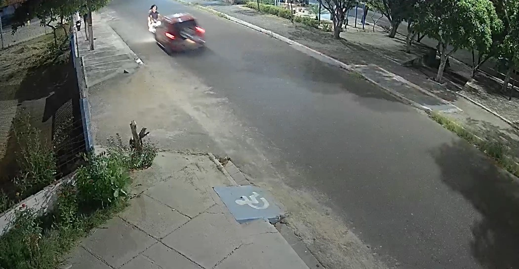 Condutor do veículo está errado mas aqui chamamos a atenção para o uso do capacete sempre.