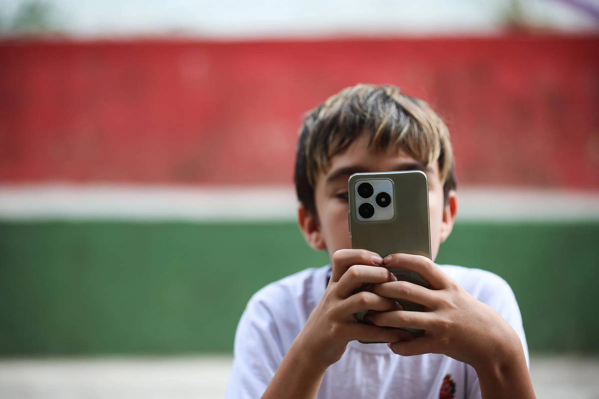 Criança usando o aparelho celular