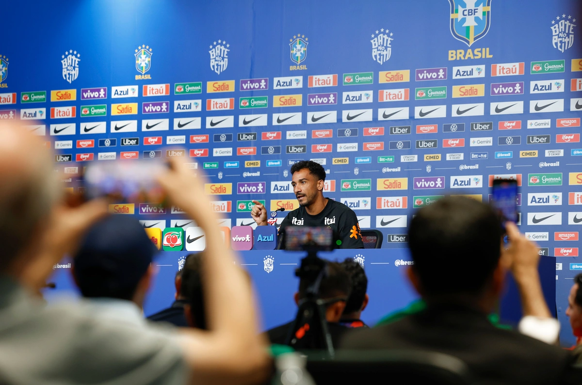 Danilo durante entrevista coletiva pela Seleção Brasileira em Nova Jersey