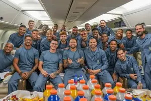 Delegação da seleção brasileira dentro do avião no embarque para os Estados Unidos, onde buscará o hexacampeonato da Copa do Mundo de futebol (Foto: CBF)