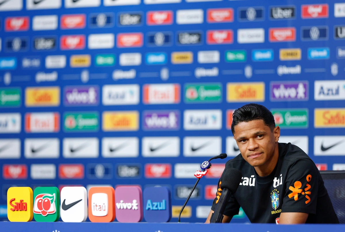 Douglas Santos durante entrevista coletiva pela Seleção Brasileira em Nova Jersey