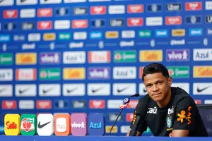 Douglas Santos durante entrevista coletiva pela Seleção Brasileira em Nova Jersey (Foto: Rafael Ribeiro/CBF)