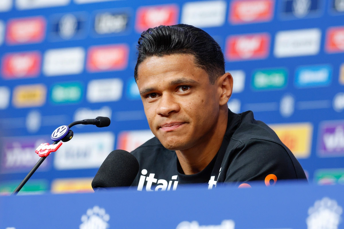Douglas Santos durante entrevista coletiva pela Seleção Brasileira em Nova Jersey