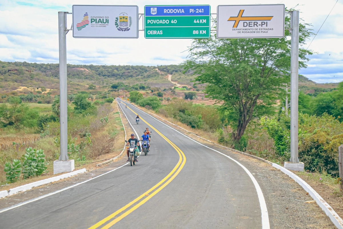 Em São Miguel do Fidalgo, governador inaugura recuperação da PI-241 e destaca investimento de R$26 milhões em rodovias da região