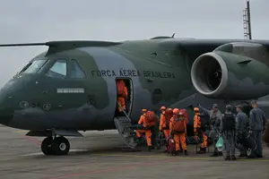Equipe de socorristas brasileiros embarca em avião da FAB com destino à Venezuela para auxiliar na resposta humanitária aos terremotos no país (Foto: Nelson Almeida/AFP)