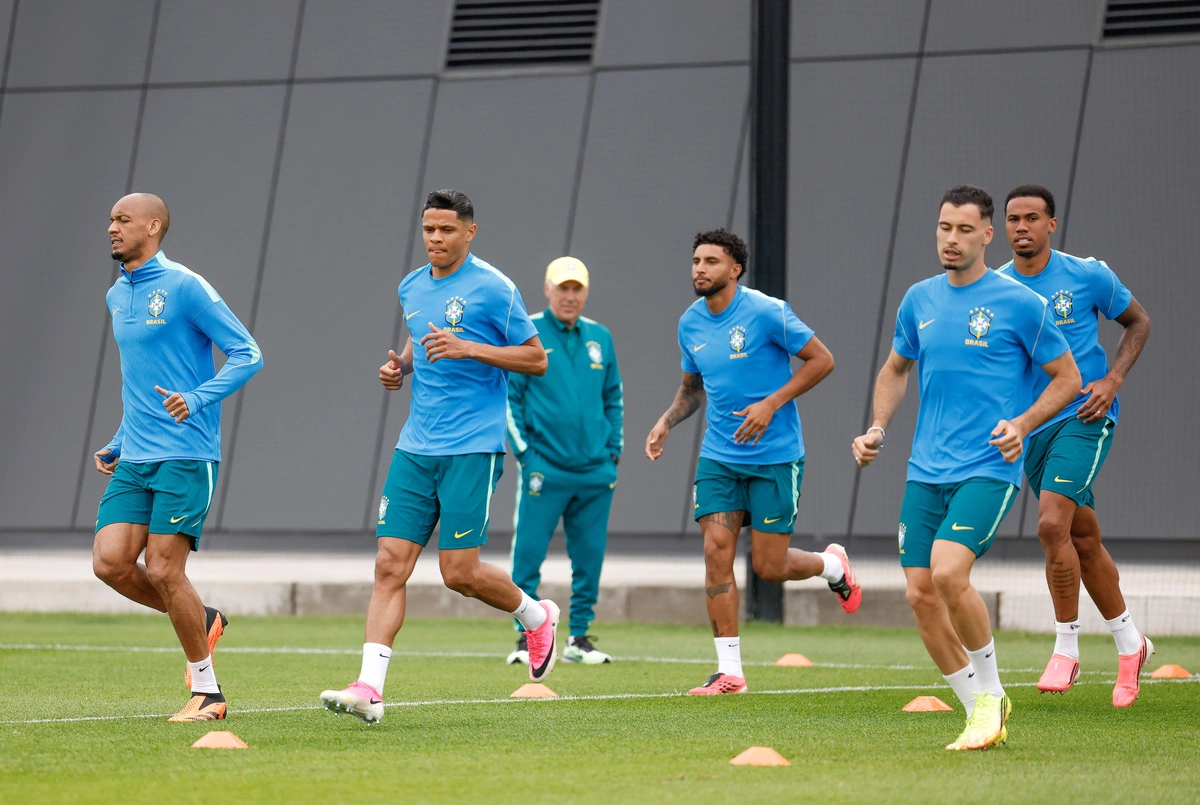 Fabinho, Douglas Santos, Éderson Silva, Gabriel Martinelli e Gabriel Magalhães durante o último treino de preparação da Seleção no CT Columbia Park para o jogo contra a Escócia