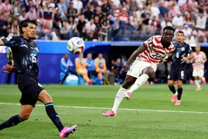 Folarin Balogun acerta um chutaço de canhota no ângulo do goleiro paraguaio Gill, marcando o 2º gol dele e o 3º dos EUA no duelo em Los Angeles (Foto: Kiyoshi Mio/Imagn Images via Reuters)