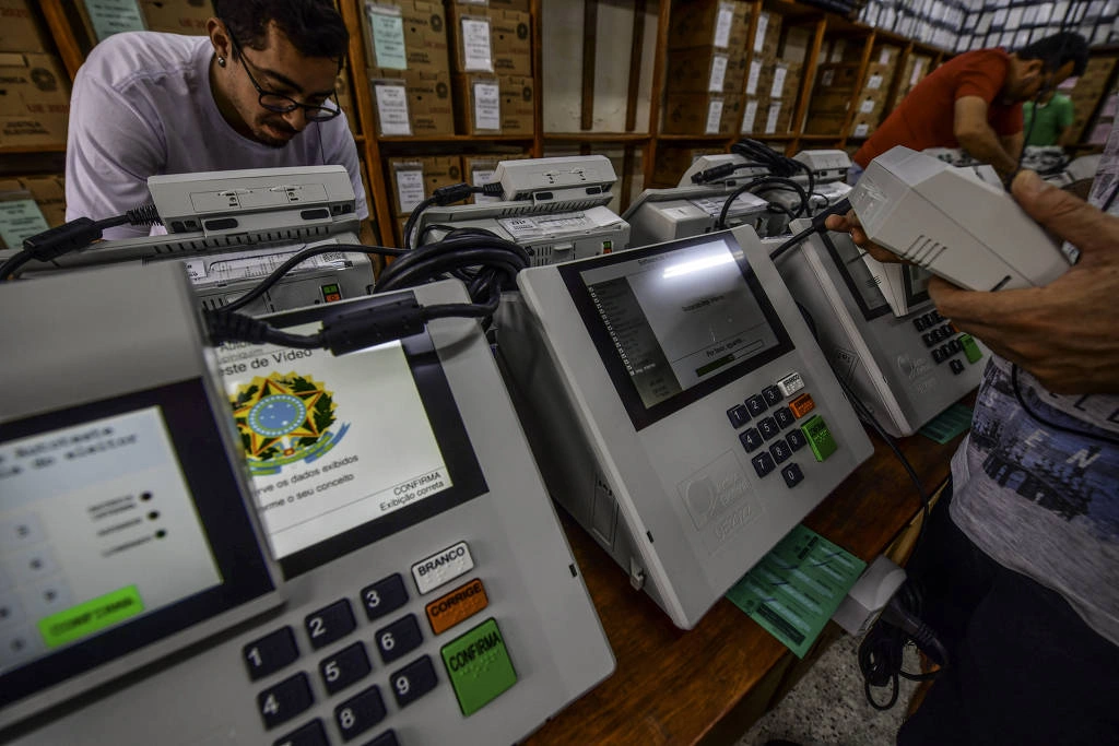Funcionários da Justiça Eleitoral trabalham em testes de urnas eletrônicas