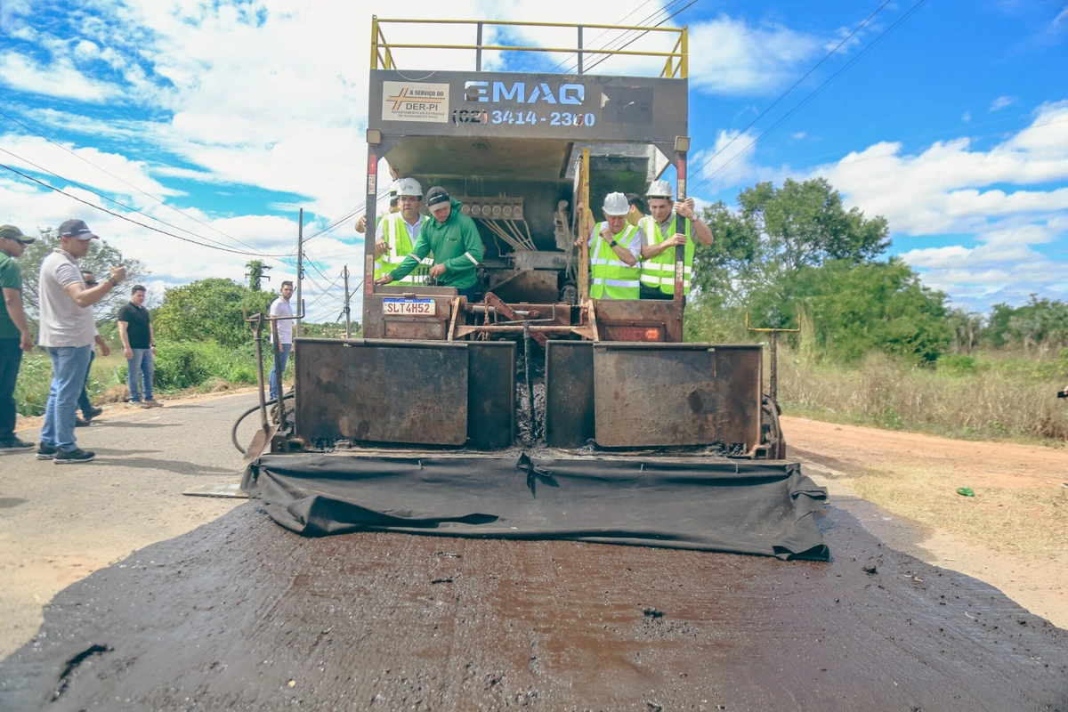 Governador vistoria obras de recuperação da PI-239 entre Arraial e Cajazeiras do Piauí e reforça benefícios para região