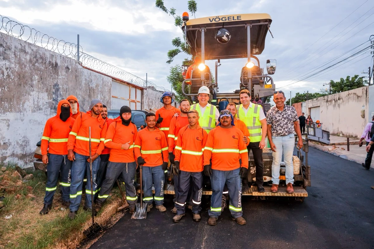 Governador vistoria obras no bairro Vermelha, que recebe novo asfalto em seis ruas