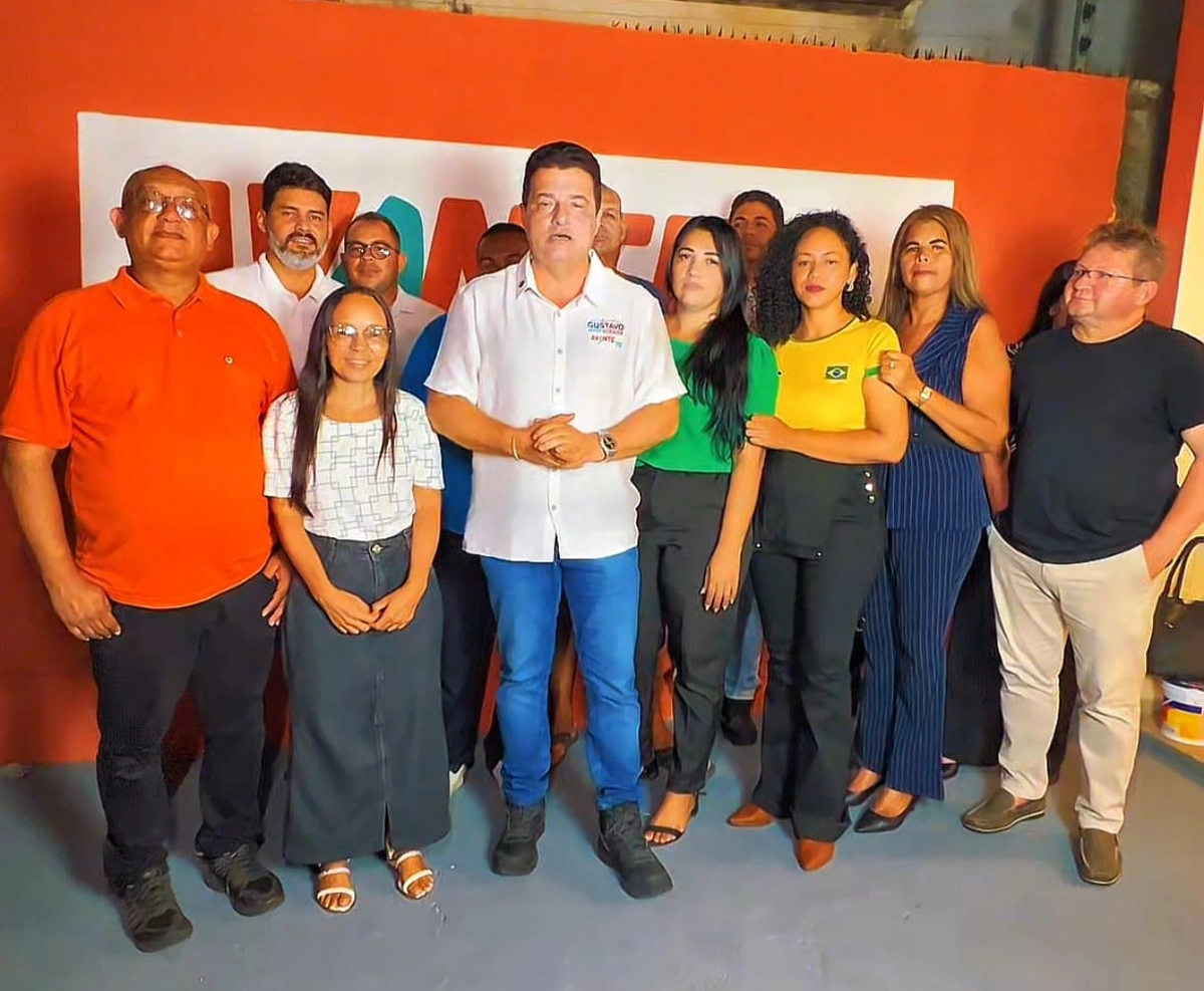 Gustavo Henrique na sede do AVANTE 70 Piauí ladeado de pré-candidatos e candidatas a deputado federal e estadual