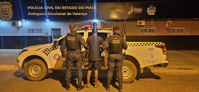Homem foi preso suspeito de tráfico de drogas na tarde deste domingo (28), em Elesbão Veloso