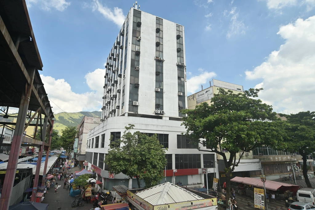Imóvel na avenida Cônego Vasconcelos, em Bangu, zona oeste do Rio, que abriga sede de duas empresas ligadas a pagamentos milionários feitos pelo Master