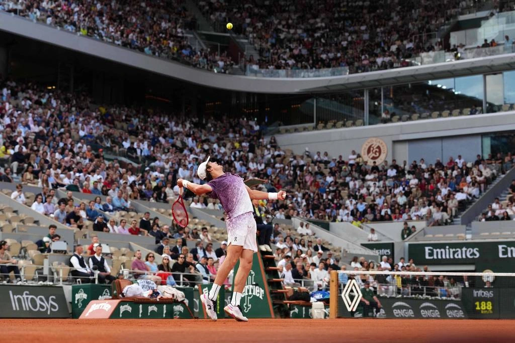 João Fonseca durante confronto com Casper Ruud em Roland Garros