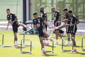Jogadores realizam aquecimento para o treino de segunda-feira da seleção; Neymar, em recuperação de lesão, não participou da atividade em Morristown (Foto: Eduardo Anizelli)