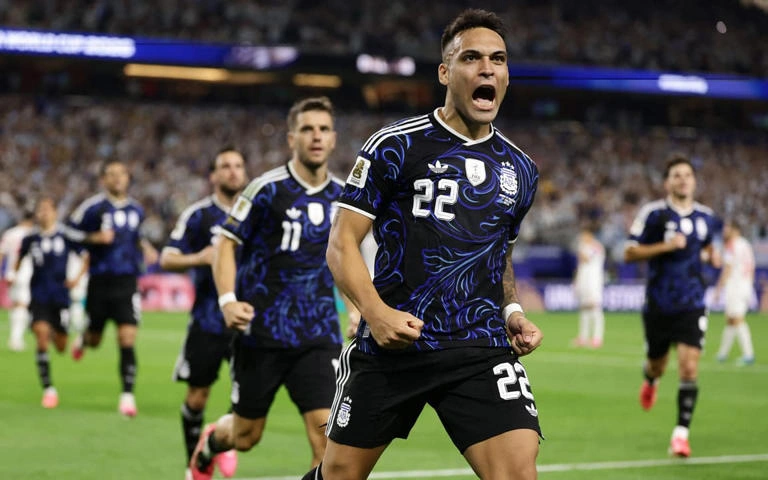 Lautaro Martínez comemora gol marcado pela Argentina sobre a Jordânia, na Copa do Mundo
