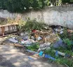 Lixo na calçada e desculpas na gestão