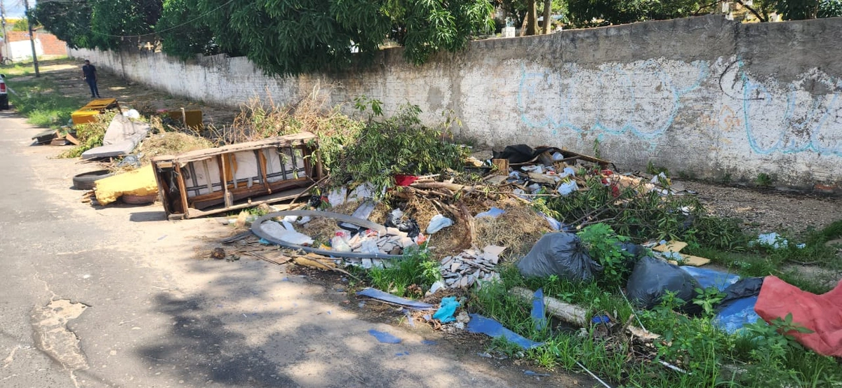 Lixo na calçada do cemitério do Buenos Aires