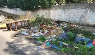 Lixo na calçada e desculpas na gestão