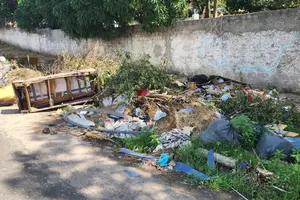 Lixo na calçada do cemitério do Buenos Aires (Foto: Revista40graus)