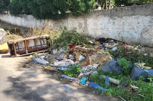 Lixo na calçada do cemitério do Buenos Aires (Foto: Revista40graus)