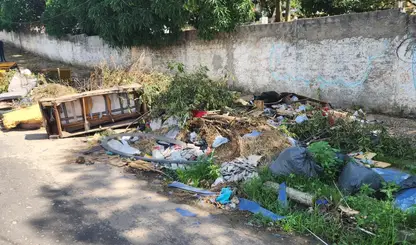 Lixo na calçada e desculpas na gestão