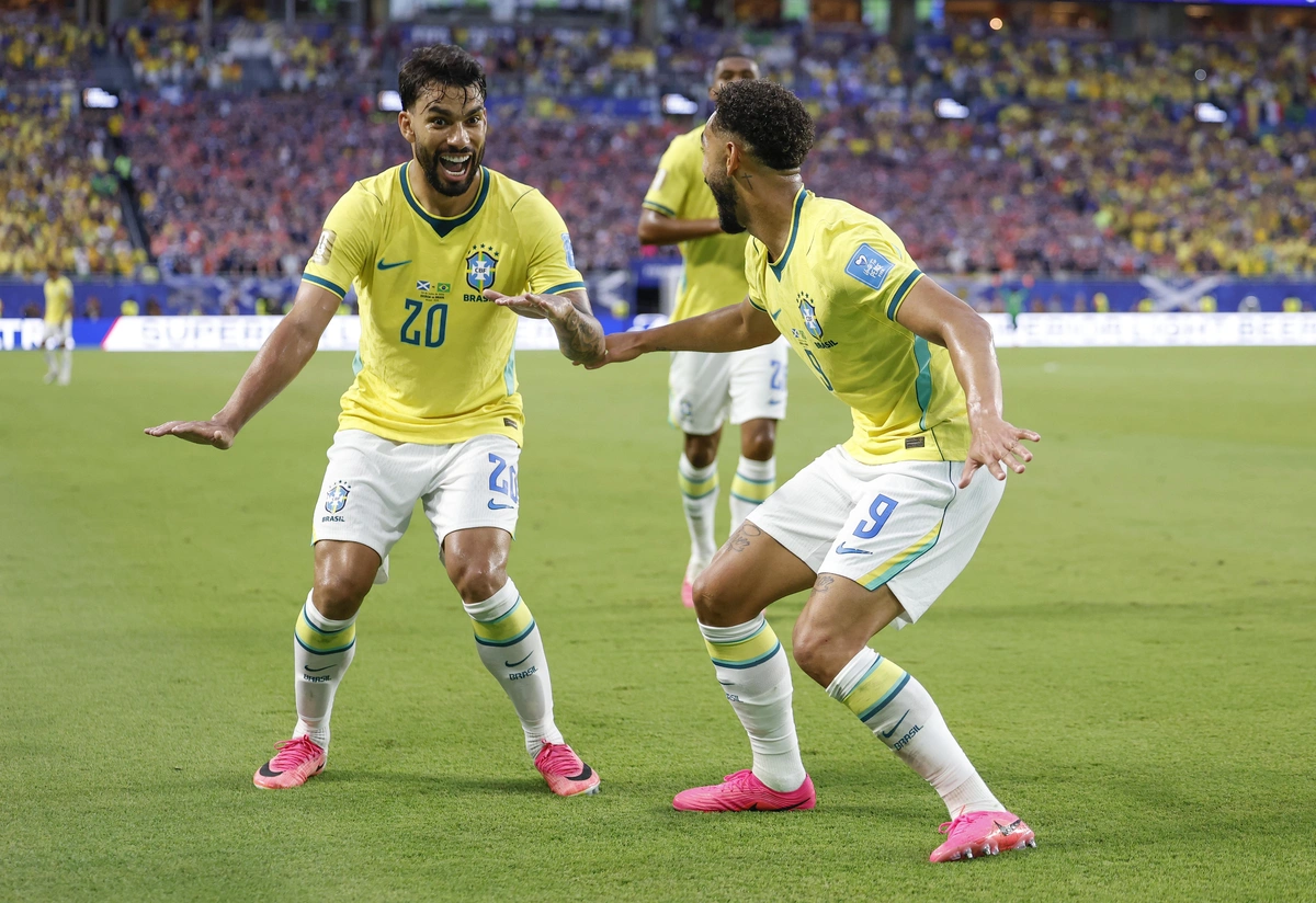 Lucas Paquetá e Matheus Cunha comemoram gol do Brasil sobre a Escócia, em Miami, pela Copa do Mundo