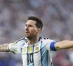 Messi marca três, iguala recorde histórico e comanda vitória da Argentina na estreia