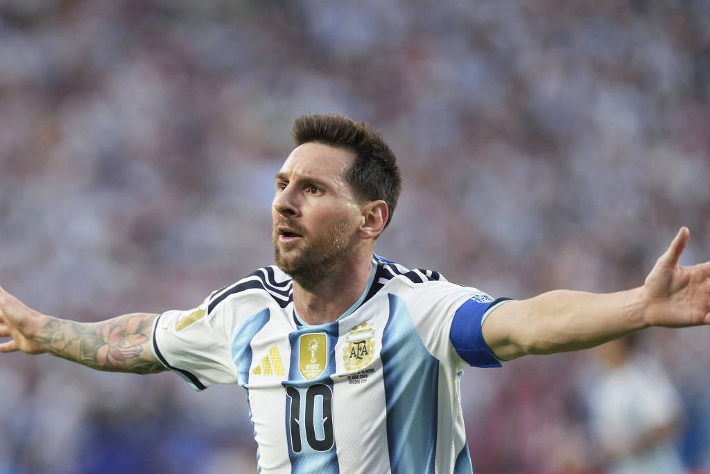 Messi celebra gol contra a Argélia