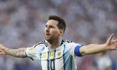 Messi marca três, iguala recorde histórico e comanda vitória da Argentina na estreia
