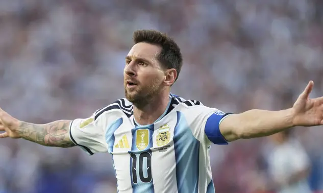 Messi marca três, iguala recorde histórico e comanda vitória da Argentina na estreia