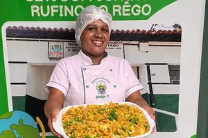 Mônica Maria Soares de Sousa, merendeira do Centro Estadual de Tempo Integral (Ceti) Dom Joaquim Rufino do Rêgo, em Ipiranga do Piauí (Foto: Reprodução)
