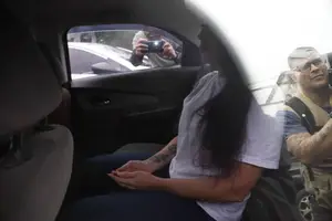 Monique Medeiros deixa, na tarde desta quinta-feira (4), penitenciária na zona oeste do Rio de Janeiro (Foto: O Globo)