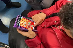 Mulher usa aplicativo de apostas online em transporte público em SP (Foto: Laryssa Toratti)