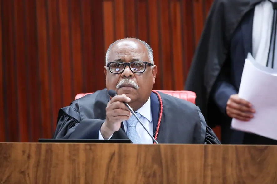O ministro Benedito Gonçalves durante sessão do TSE